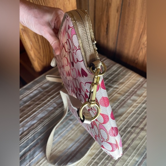 Coach’s Valentine C Pattern Tablet Bag; GUC - Picture 9 of 14